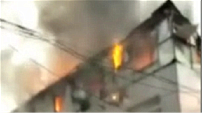 龙泉驿区一房屋楼顶突然起火 消防队员紧急扑救幸无伤亡