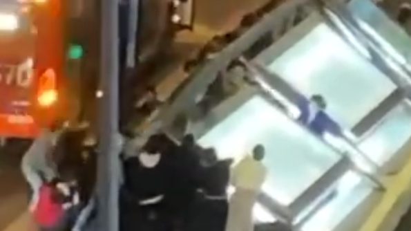 遇见文明瞬间丨众人抬站牌救人 7级大风也挡不住成都人的“男友力”