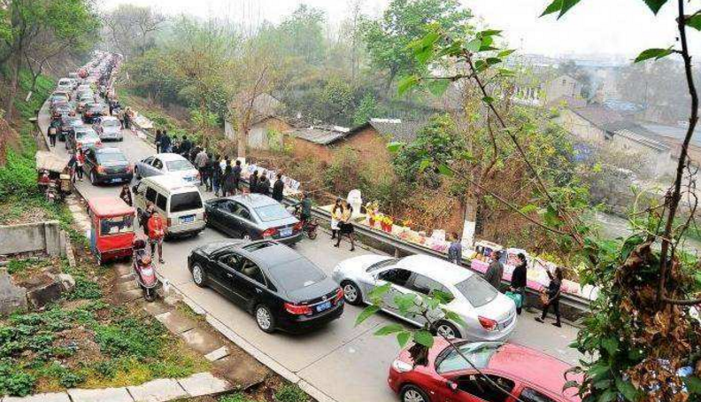 清明扫墓注意！成都磨盘山等公墓周边交通有临时调整