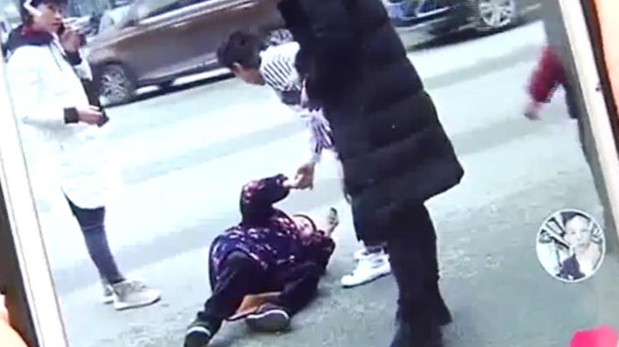 91岁老人街头突然倒地 行人这个动作引来42万点赞