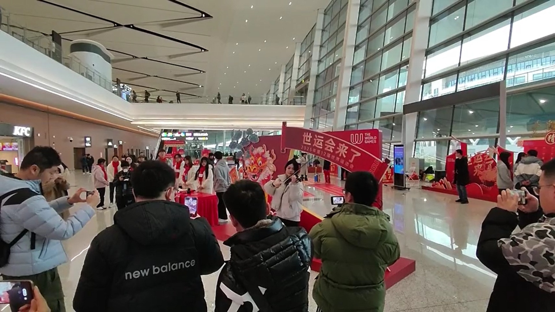 视频 | “友谊赛”热闹迎新春 世运风潮来到成都“双机场”！