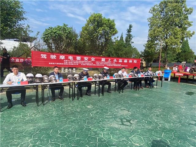 我为群众办实事 | 交警十一分局：发放安全头盔 共筑文明交通
