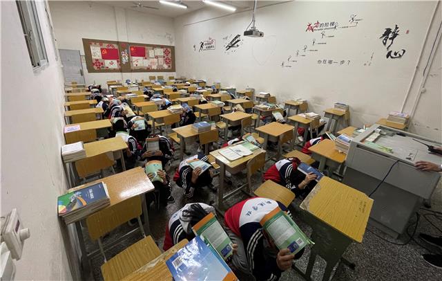 北街社区联合成都新运高铁职业学校开展应急逃生演练