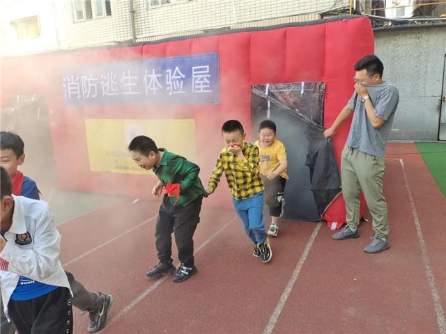 东大街一小开展防震应急疏散暨火灾逃生演练活动