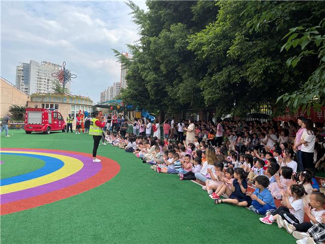 迪恩捷双语幼儿园举行防震减灾疏散演练
