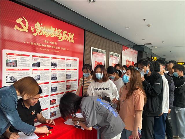 大学城社区开展“红色观影”主题活动