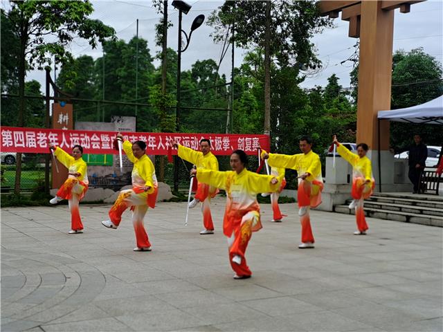老有所乐！温江​老年太极拳剑“舞”出精气神