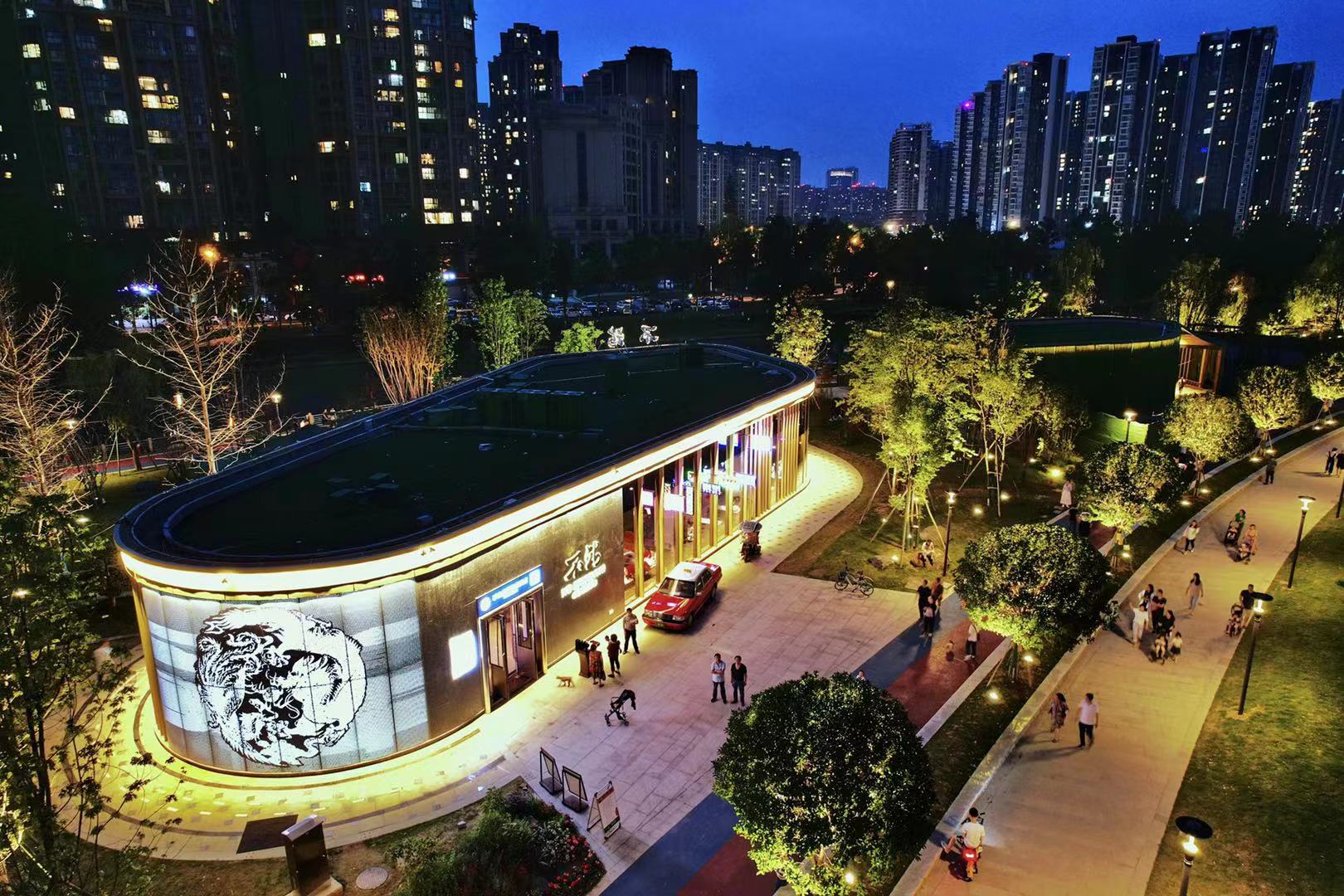 在斑斓的夜色中，缓解一天的疲惫。图据老王。