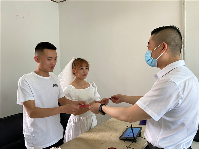 温江：“520”迎来婚姻登记热潮 200余对新人今日领证