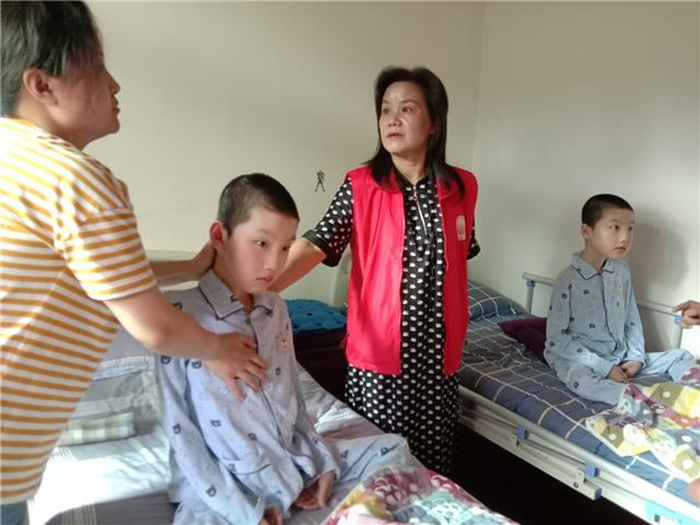 大手牵小手 老年志愿者在行动 