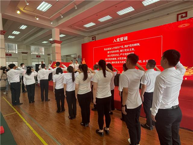 永宁街道举行“两优一先”表彰大会暨“光荣在党50年”纪念章颁发活动
