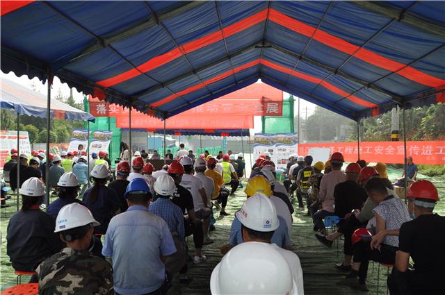 区水务局开展水务工程施工安全暨食品安全宣传进工地活动