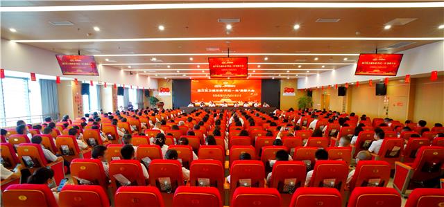区卫健系统召开“两优一先”表彰大会