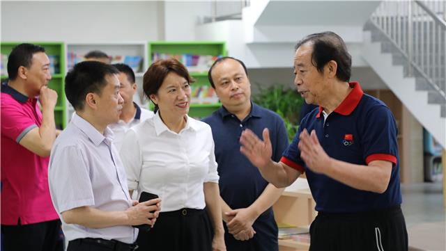 著名硬笔书法家庞中华来温考察书法教育
