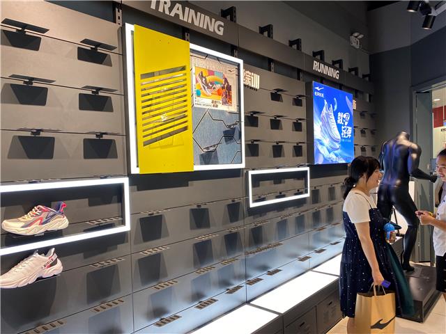 “理性消费”！记者实地探访鸿星尔克温江实体店