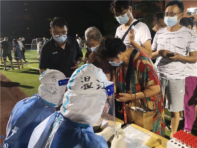 郁馨维：脱了防护服感觉自己变“白”了