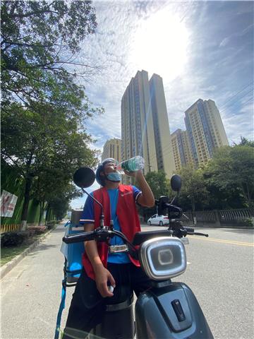 高温下的劳动者②|脚踏热浪 争分夺秒的“外卖”配送员