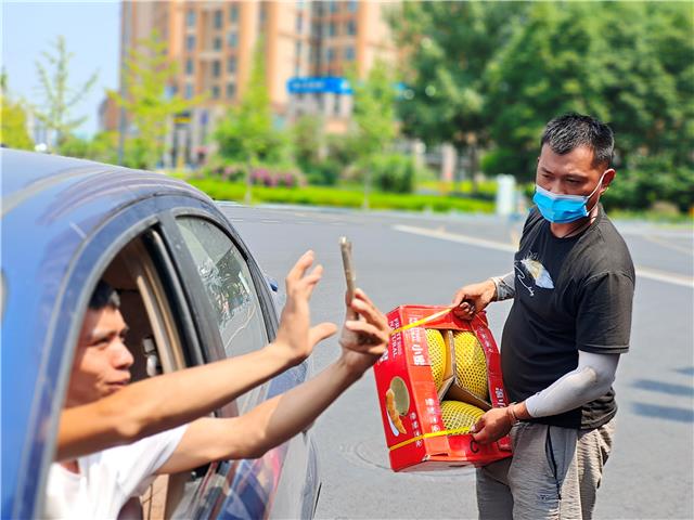 河南小伙为温江人点赞