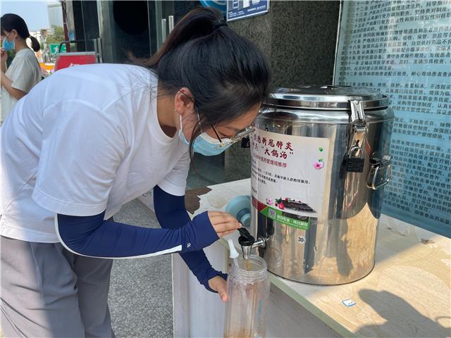 我区各医疗机构熬制中药“大锅汤”供市民免费饮用