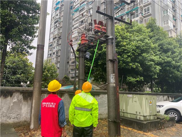 彻夜抢修电力故障 保障居民安全用电