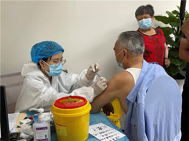 高龄老人主动接种新冠疫苗 我区疫苗接种有序推进中