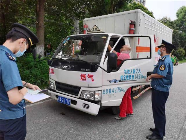 严查危化品运输车辆 筑牢平安防线