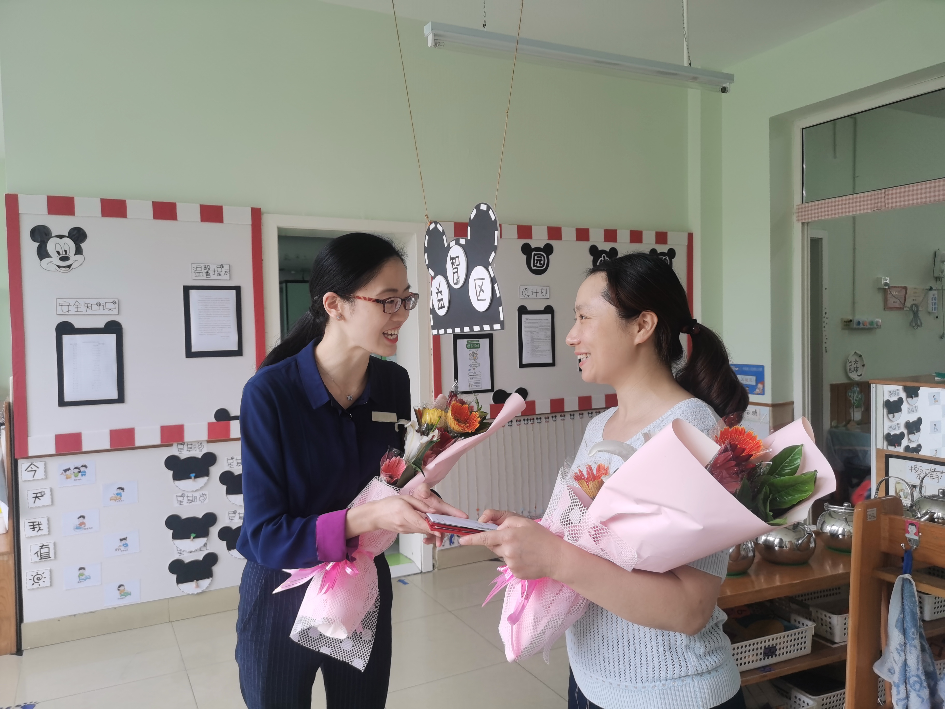 成都恒信人力资源管理有限责任公司开展教师节走访慰问活动