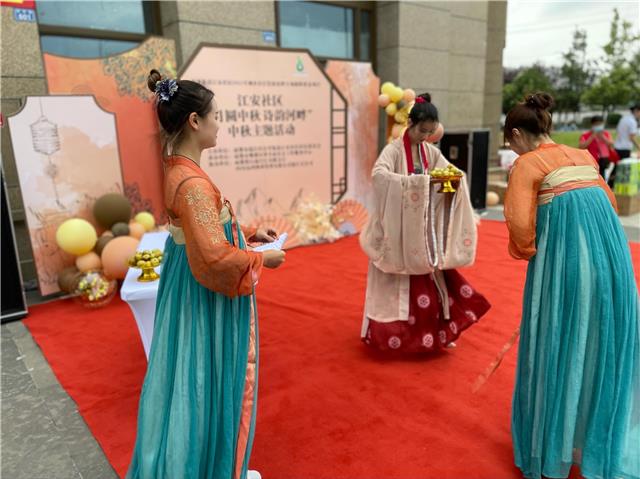 公平街道开展“月圆中秋 诗韵河畔”中秋主题活动