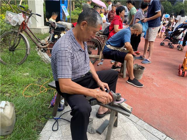 公益服务进小区 便民服务暖人心