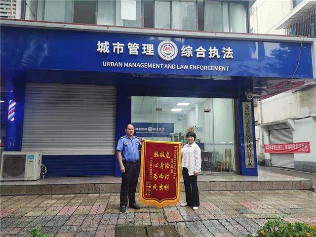 我为群众办实事|酒驾肇事想逃逸 城管队员追拦获群众点赞