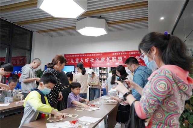 涌泉街道江浦路社区：巧手做灯笼 童心贺节日