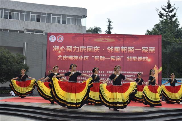 我为群众办实事|党员“摆摊”送服务 凝心聚力共庆祖国华诞