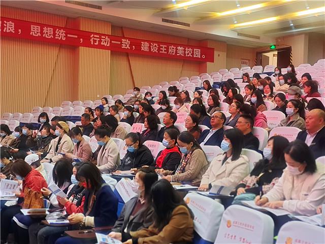 课堂展“英”姿  教研共成长