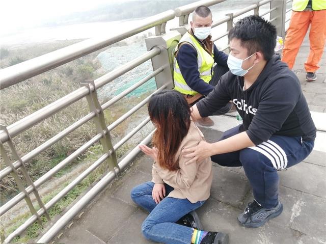 惊险！女子欲跳河轻生 好心市民出手相救