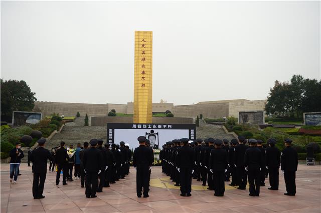 警魂不朽，浩气长存！缉毒英雄周钱烈士安葬仪式在成都烈士陵园举行
