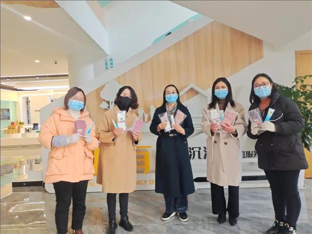 温江区妇联慰问社区一线抗疫人员