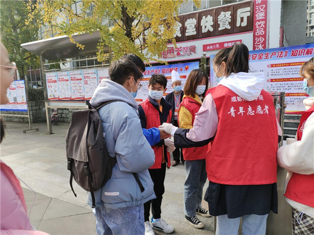成都师范学院志愿者发放防疫“保健汤”