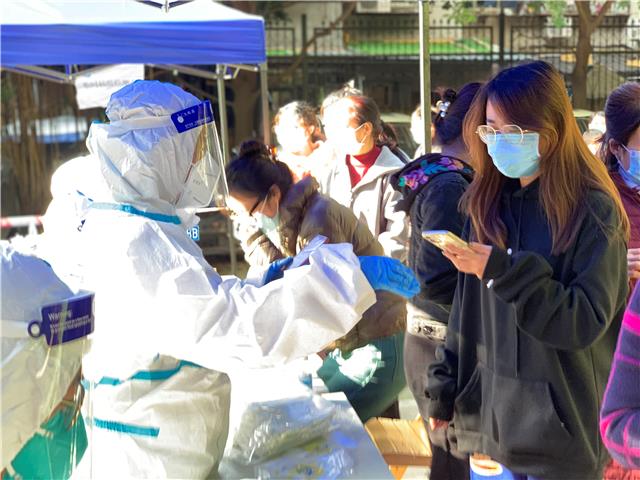 小区管控  区中医医院一护士当起了志愿者