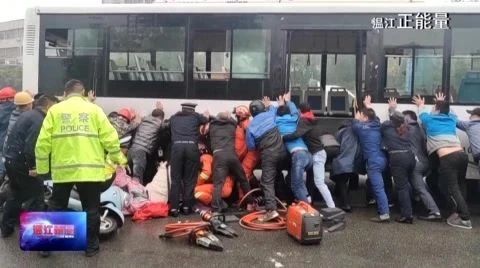 暖城温江！女孩小腿被压车轮，众人合力抬车救人