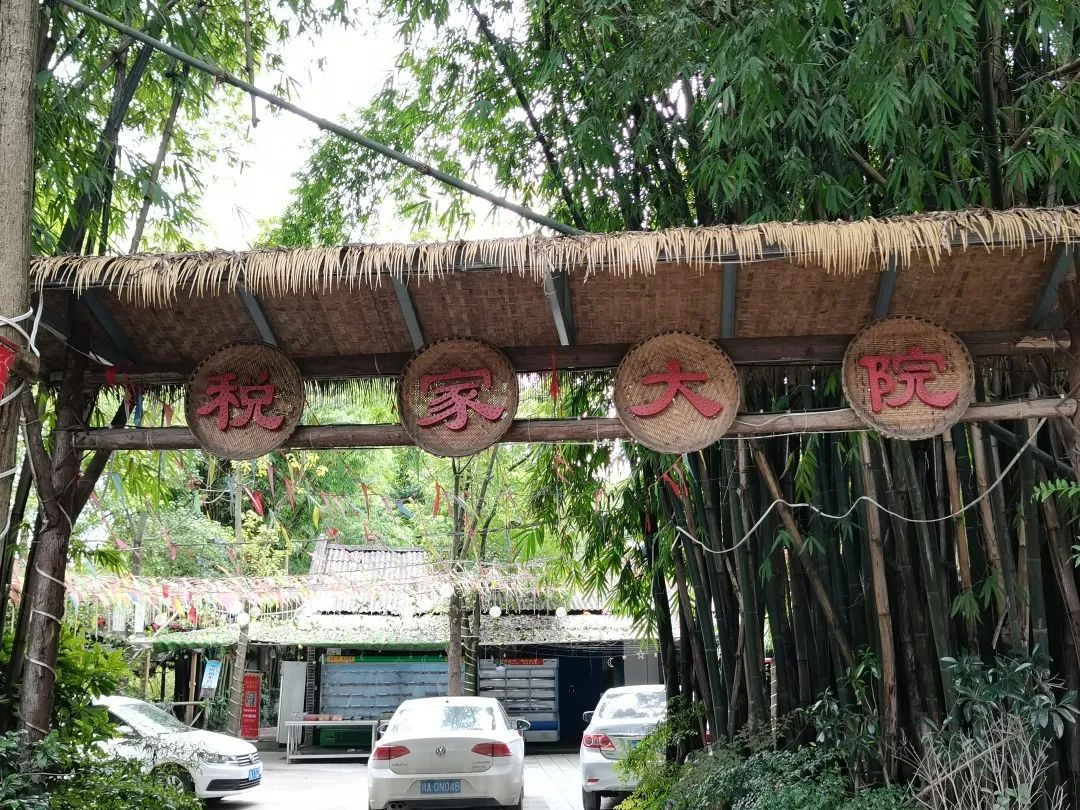 来吃！绿道烤肉店，五花肉外焦里嫩，裹着生菜一口下去，爽翻