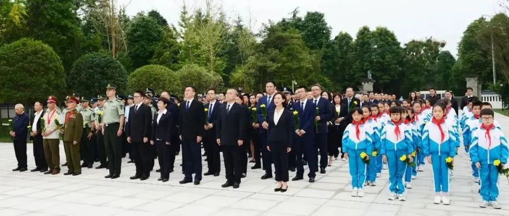 深切缅怀！温江区隆重举行向人民英雄敬献花篮仪式