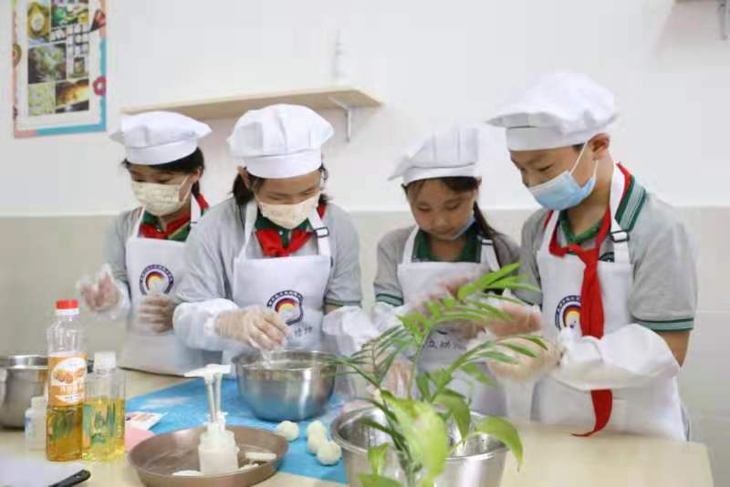 鹏程娃们制作月饼庆中秋