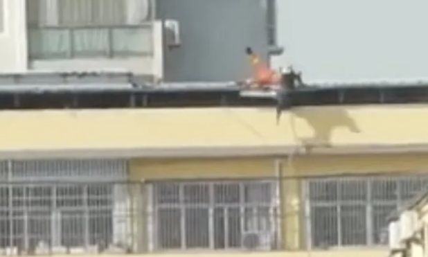 消防员救轻生女子时坠楼，已不幸牺牲！