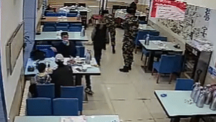 战士排队借用饭店卫生间，下一幕让网友狂赞