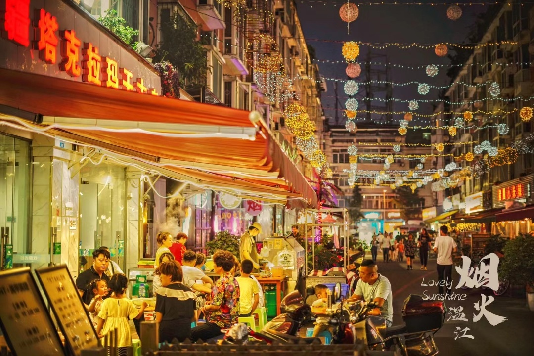 街头的灯光、往来的人群、鼎沸的人声~图源陈孟光