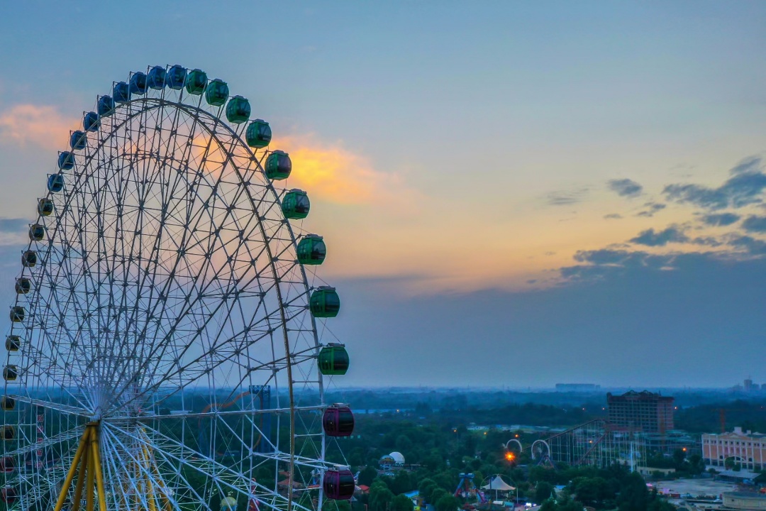 夕阳最后一抹余晖挂在国色天乡的摩天轮上~图源 郭鉴
