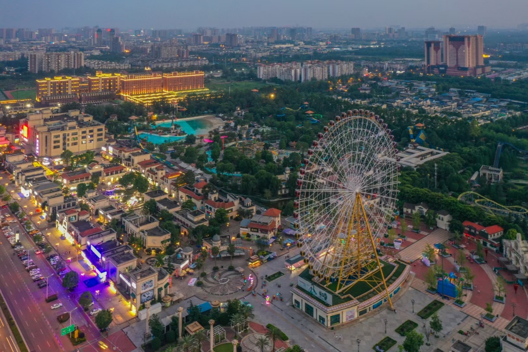 当街道两旁华灯初上，夜温江如约而至~图源 郭鉴