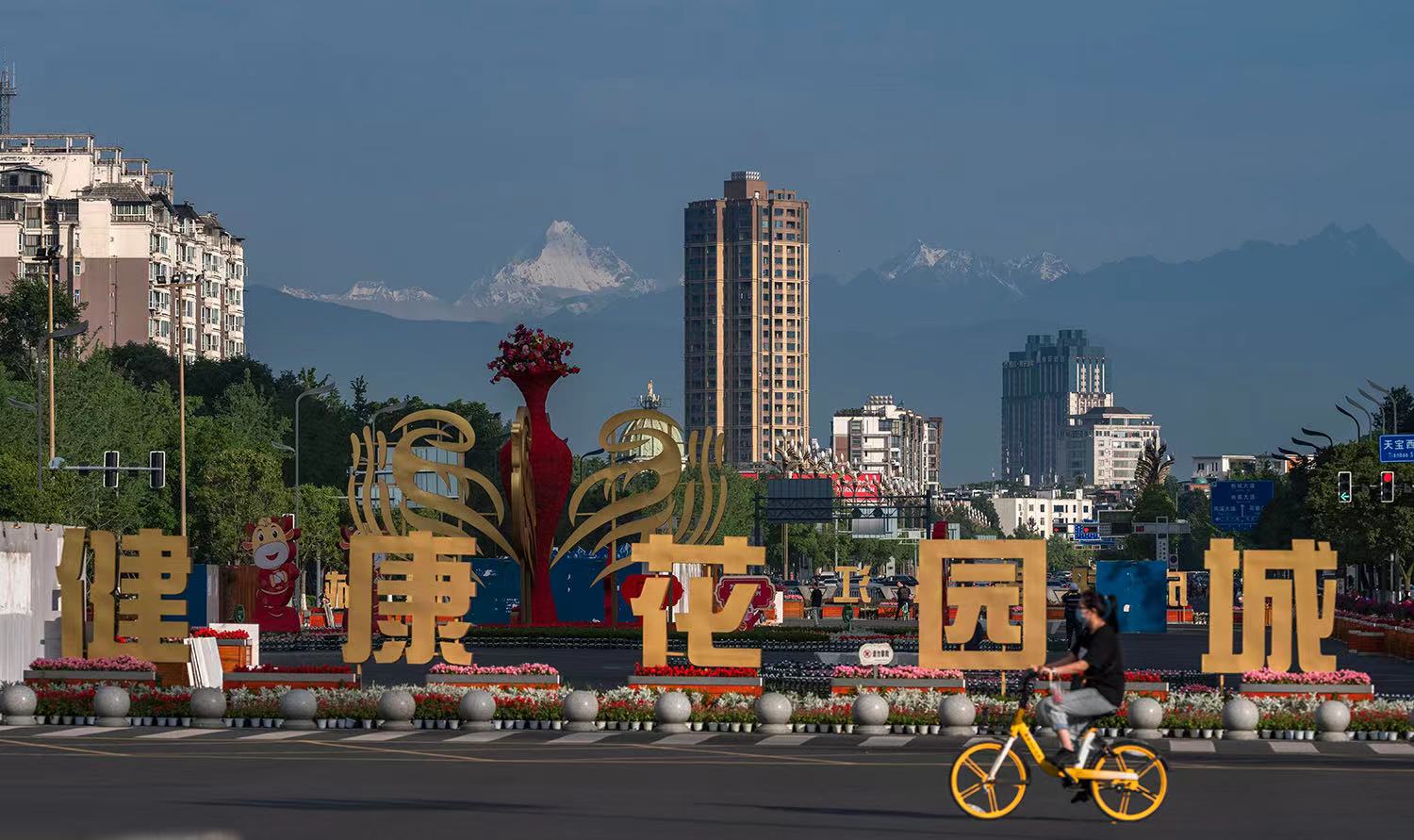 在这里，城市的繁华与远山的巍峨相映成趣~图源 田相和
