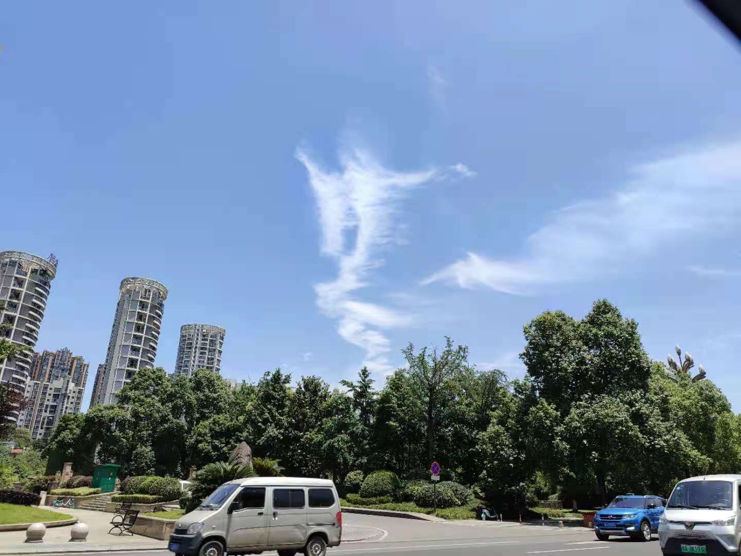 今天的温江，抬头即是蓝天~图源 美青