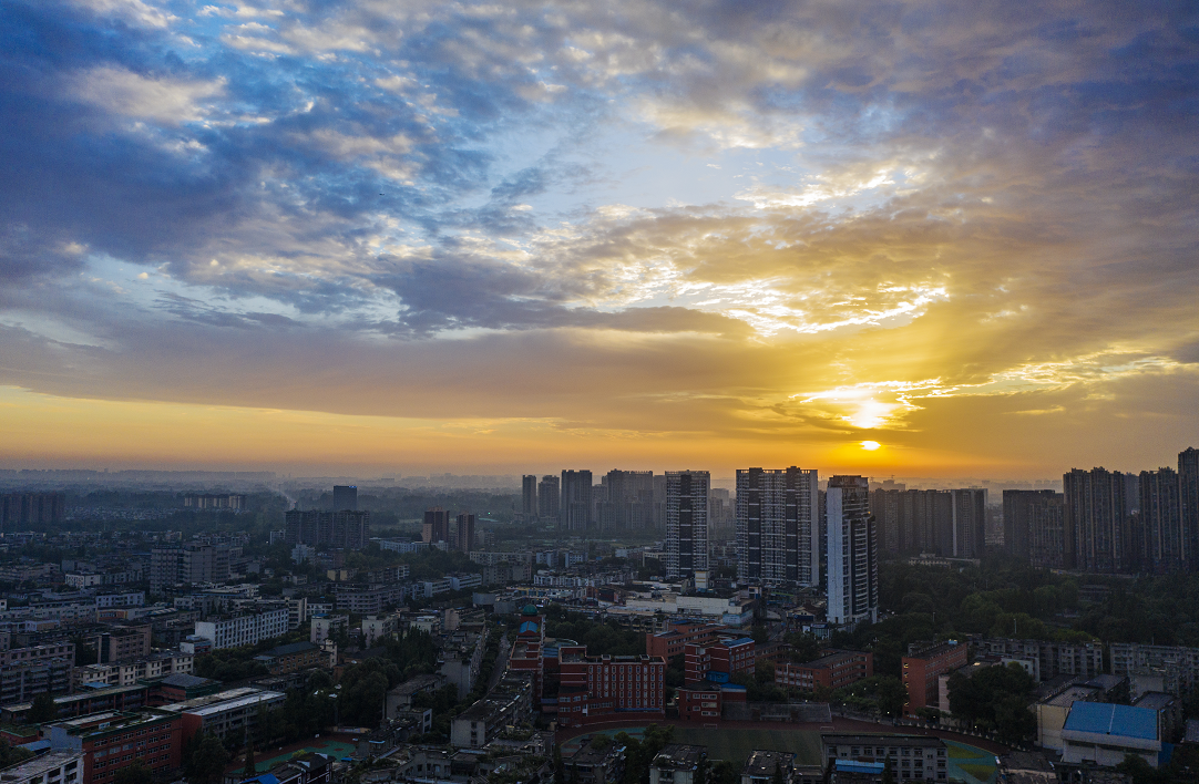 一轮红日徐徐东升，一座城市渐渐苏醒~图源 郭鉴
